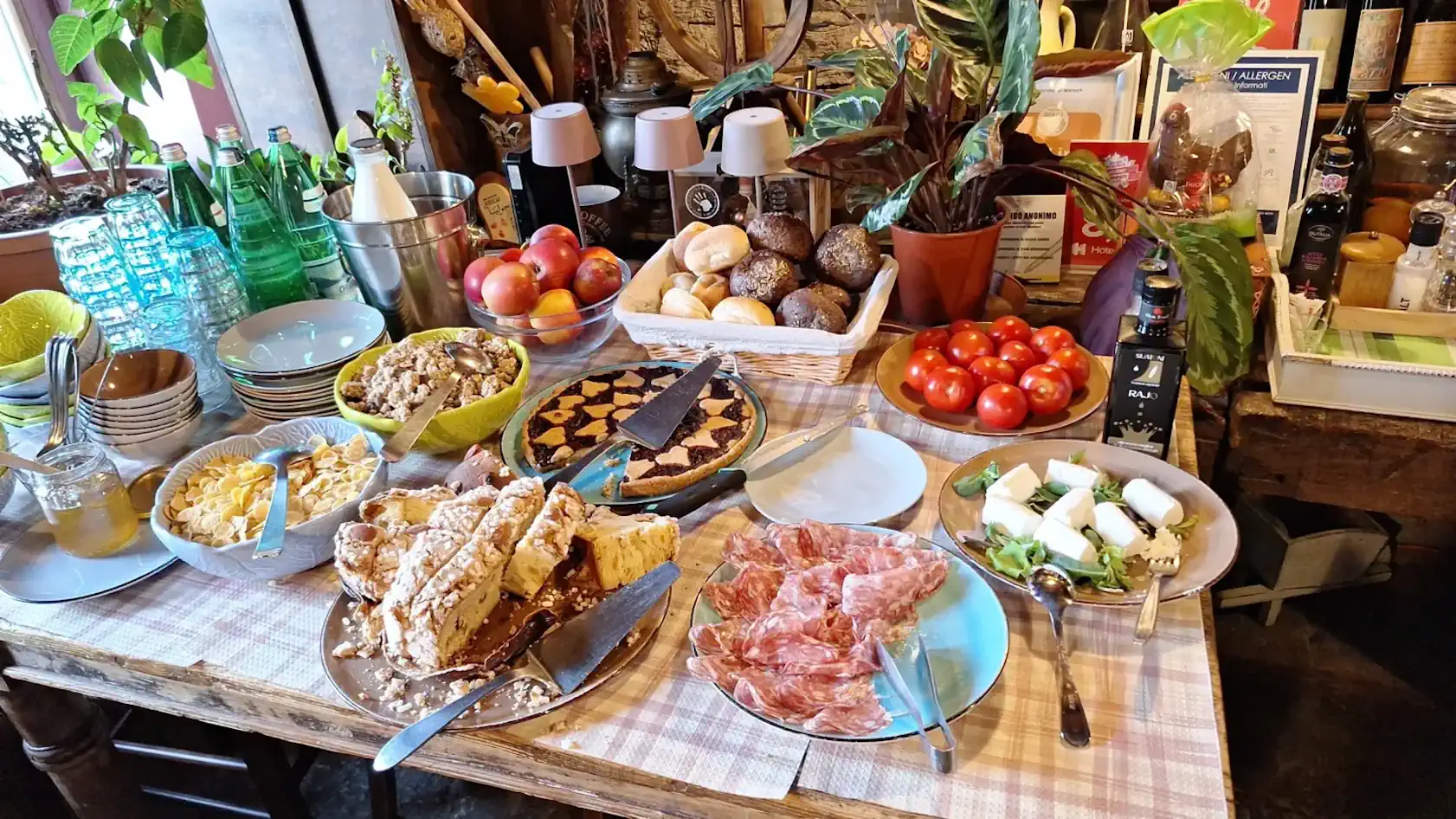 Buffet della colazione con prodotti artigianali Buffet della colazione con prodotti artigianali