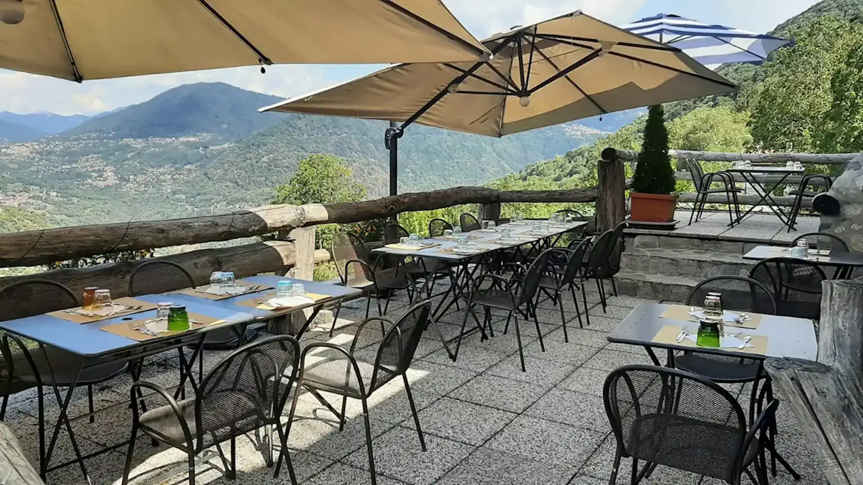 Terrazzo panoramico con vista sulla valle Terrazzo panoramico con vista sulla valle